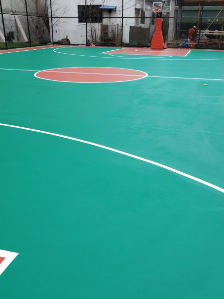 科尔沁右翼中 球场长期使用易出现地面开裂